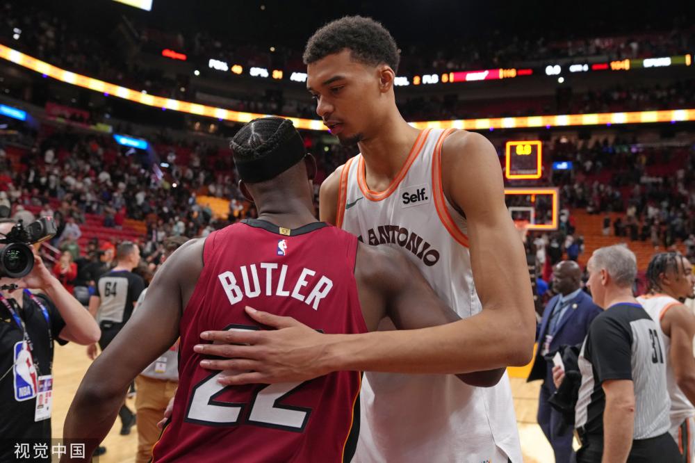 超巨人正面 超巨人正面